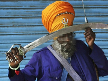 هندي يقطع رأس ابنته بالسيف في جريمة شرف