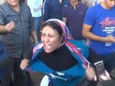 مصرية تمزق ملابسها احتجاجاً على فوز مرسي وتتهم طنطاوي ببيع مصر لحماس و  للخونة