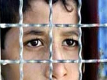 بغطاء أمريكي 35 طفل من سجناء الرأي إعتقلوا بسجون آل سعود .