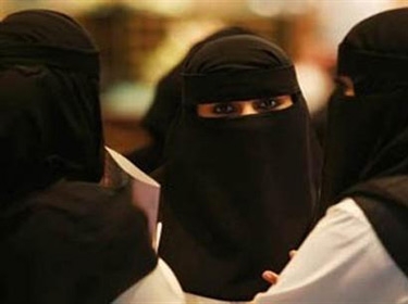 سعوديات يعشن مع شباب من غير المحارم بسبب القوانين القمعية