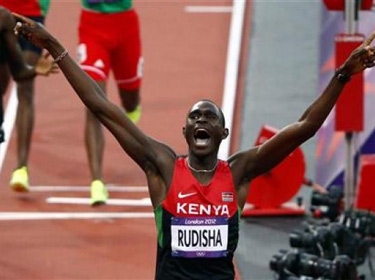  الكيني ديفيد روديشا يحرز ذهبية سباق 800 متر عدو