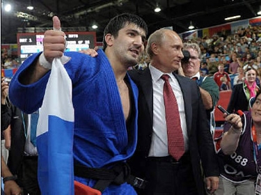 بوتين يقلد وسام الاستحقاق لأبطال دورة الألعاب الأولمبية الروس