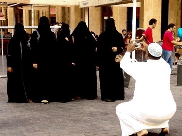 سعودي ظنها زوجته فضرب فتاة ضمن السوق