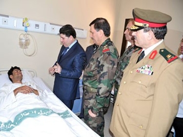 العماد الفريج زار عدداً من المشافي العسكرية وقدم للجرحى والمصابين التهاني بمناسبة العيد