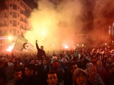 الألعاب النارية تحرم مشجعين جزائريين من حضور مباراة ألمانيا