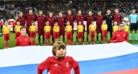المنتخب الروسي يرتدي شارات الحداد على أطفال 