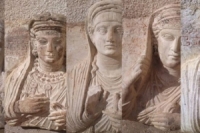 ضبط 4 تماثيل جنائزية نصفية في أحد مقرات داعش السابقة في تدمر