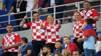 رئيسة كرواتيا تعانق لاعبي منتخب بلادها احتفالاً بالتأهل للدور ربع النهائي
