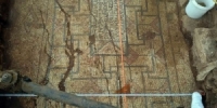 اكتشاف لوحة فسيفسائية تعود إلى عام 412 ميلادي بريف حماة الغربي 