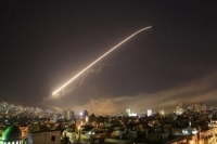 الدفاعات الجوية السورية تطلق عددا من الصواريخ بأتجاه اجسام في سماء دمشق‬