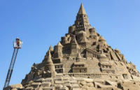 بناء أعلى قلعة رملية في العالم ضمن مهرجان المنحوتات الرملية في ألمانيا