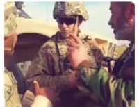 بالفيديو - جندي من الجيش العربي السوري يمنع رتل امريكي من العبور و يقول له انت محتل و ستخرج   