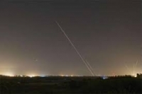 بالفيديو – الدفاعات الجوية السورية تتصدى لعدوان اسرائيلي و تنجح بحماية المطارات