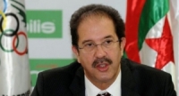 رئيس اللجنة الأولمبية الجزائرية يحيي علم كيان العدو في باريس