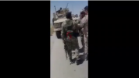 شاهد ..الأهالي وعناصر من الجيش العربي السوري يعترضون رتلا لقوات الاحتلال_الأمريكي بريف الحسكة