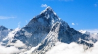 الصين ونيبال تعلنان بشكل مشترك ارتفاعا جديدا لجبل تشومولانغما (إيفرست)