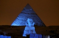 شاهد بالصور.. إضاءة أهرامات مصر، احتفالاً باليوم العالمي لحقوق الإنسان