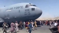 صحيفة: العثور على بقايا بشرية بعجلة طائرة عسكرية قادمة من كابل