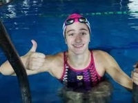السباحة السورية إنانا سليمان تحرز ثالث ذهبية في البطولة العربية