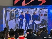رواد فضاء صينيون يلقون محاضرة من المحطة الفضائية الصينية   