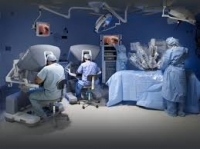 طبيب عيون جراح أندونيسي يكشف عن سبب تفضيل الروبوت الجراح الإيراني على نظيره الأمريكي   