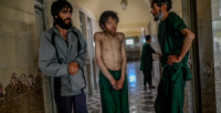  مدمنون يقتلون رجلا ويأكلون أحشائه بسبب الجوع داخل أحد مستشفيات أفغانستان..! (صور)
