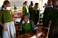 عجوز كينية تعود إلى مقاعد الدراسة في سن 98 