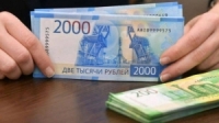 الدولار ينخفض أمام الروبل الروسي إلى أدنى مستوى في نحو عامين