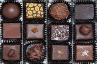 علماء سويسريون يحسنّون طعم الشوكولاتة عن طريق/ الحضانة الرطبة/