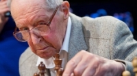 وفاة أكبر أستاذ بالشطرنج معمر في العالم