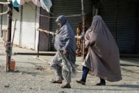 طالبان تفرض على الأفغانيات تغطية وجوههن وتفضل ارتداء البرقع