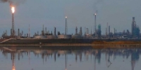 فنزويلا تبدأ  باستيراد النفط الخام الإيراني لتكريره محلياً