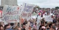 الآلاف يتظاهرون في امريكا احتجاجا على إلغاء حق الإجهاض