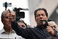 إصابة رئيس الوزراء الباكستاني السابق عمران خان.. ومقتل المشتبه به 
