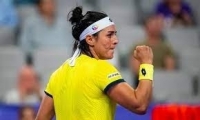 لاعبة التنس التونسية / أنس جابر/ تهزم الأمريكية بيغولا