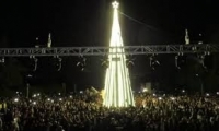 بحضور جماهيري كبير.. إضاءة شجرة الميلاد في ساحة حديقة الباسل بطرطوس  