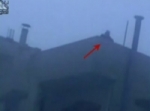 فيديو يظهر مسلح يطلق النار على المواطنين والأمن من على أسطح مباني دوما