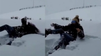 الظهور الأول لـ إليسا تلهو بالثلج برفقة كلبها بعد تعافيها 