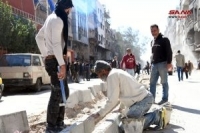(إيد بإيد).. مبادرة لترحيل الأتربة وتنظيف الشوارع في مخيم اليرموك بدمشق