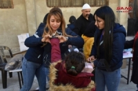 تقديم معونات لمتضرري الزلزال في مركز إيواء حي القصور بحمص