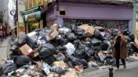 باريس تغرق في القمامة.. ودعوة للجيش لتنظيف الشوارع!