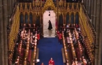 ضيف مرعب يظهر في مراسم تتويج تشارلز الثالث