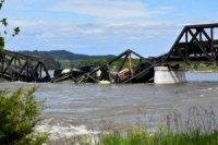 سقوط قطار شحن في نهر يلوستون بعد انهيار جسر في ولاية مونتانا الأمريكية