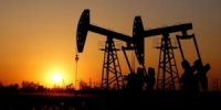 انخفاض أسعار النفط وتقارير من ليبيا تحد من التراجع
