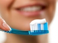 معدن جديد قد يحل مكان الفلورايد في معاجين الأسنان