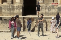مجموعة سياحية من الولايات المتحدة وأستراليا تزور مدينة بصرى الشام