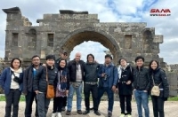 مجموعة سياحية من تايلاند تزور مدينة بصرى الشام وتطلع على معالمها الأثرية