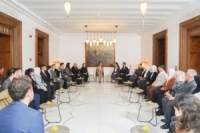 السيّدة الأولى أسماء الأسد تلتقي الكادر الإداريّ والتنظيميّ في إدارة الأولمبياد العلميّ السوريّ في هيئة التميّز والإبداع