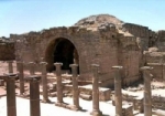 اكتشاف قناة حجرية وأعمدة وسراجين فخاريين بيزنطيين في بصرى 