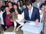 الدكتور بشار الأسد يدلي بصوته في مركز مدرسة الشهيد نعيم معصراني بدمشق
